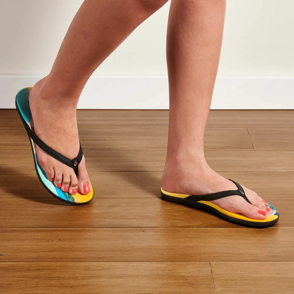 OluKai Women's Ho’ōpio Pae Sandals - Black/Pae